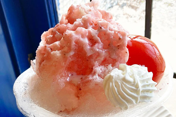 丸ごとイチゴ寒天ゼリーがのった「特製いちご練乳かき氷」