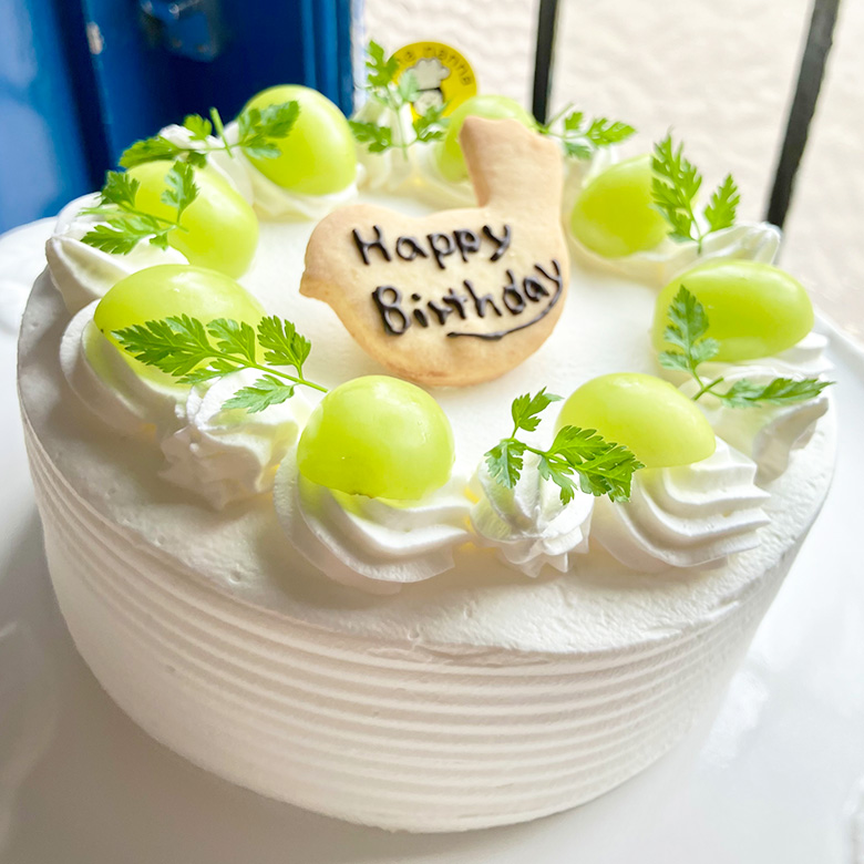 シャインマスカットの生クリームデコレーション