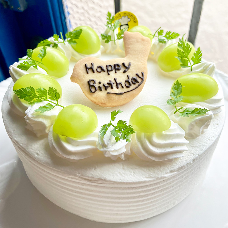 シャインマスカットの生クリームデコレーション