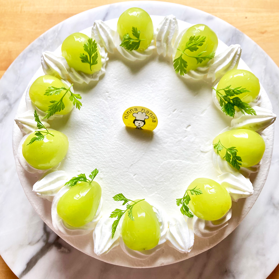 シャインマスカットの生クリームデコレーション