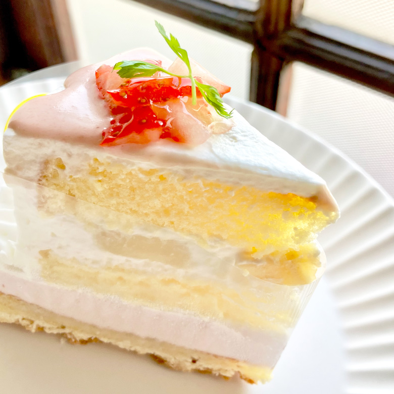 いちごムースと完熟バナナのショートタルト